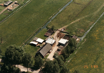 847948 Luchtfoto van het boerderijcomplex Botsholseswarsweg 5 te Waverveen (gemeente Ronde Venen).N.B. Luchtfoto is ...